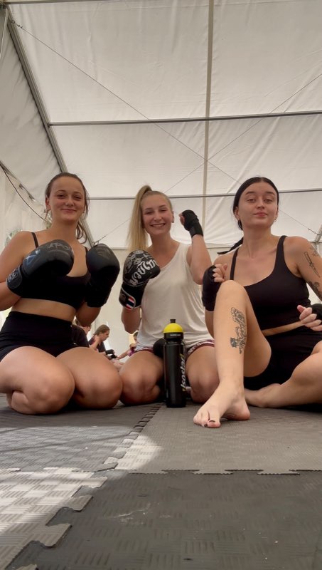 Holky s rukavicemi ve stanu na Ladies Kempu