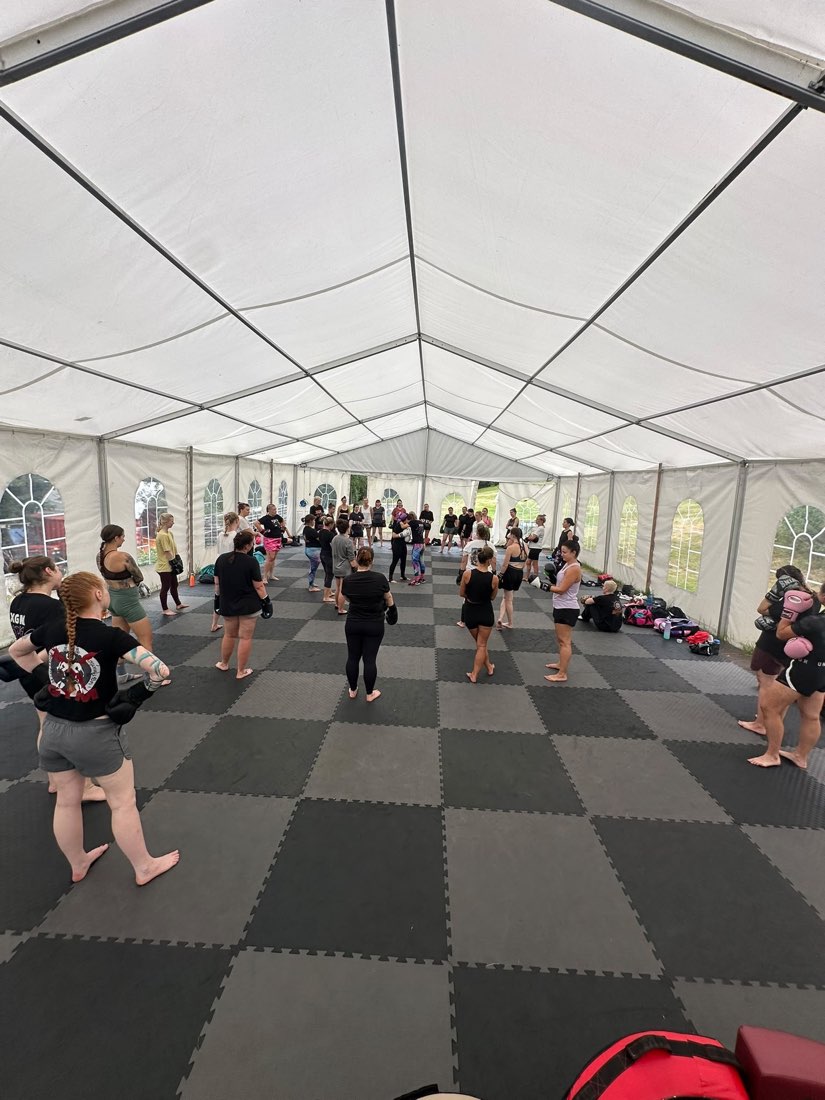 Tréninkový stan s tatami na Ladies Kempu
